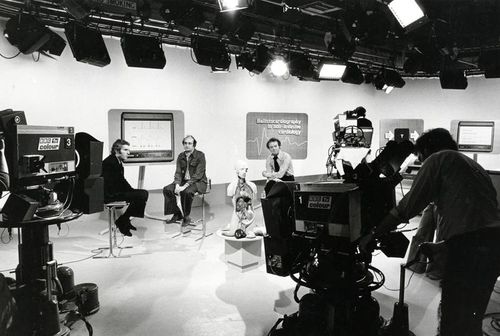 Presenter Keith Attenborough and others recording an OU TV programme on ballistocardiography for course TM281.