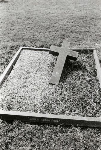 Grave of Ernest and Agnes Eastman, 1986