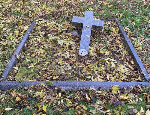 The grave of Ernest and Agnes Eastman in St Michael's churchyard, Walton Hall, photographed in 2021.
