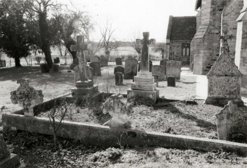 Graves of members of the Pinfold family, 1986