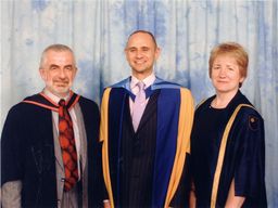 view image of OU staff and honorary graduate Evan Davis 