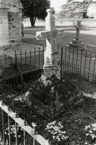 Grave of unknown Pinfold family members, 1986